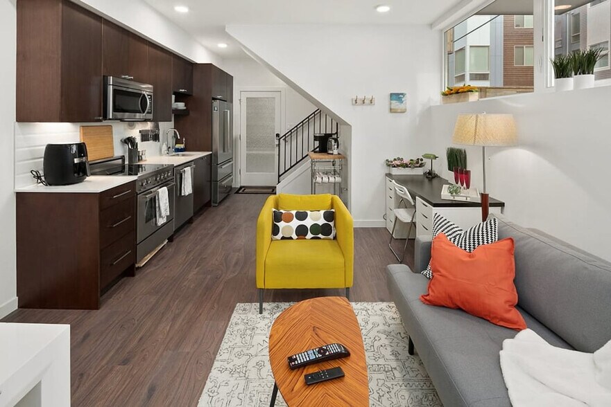 Building Photo - 1112 13th Ave