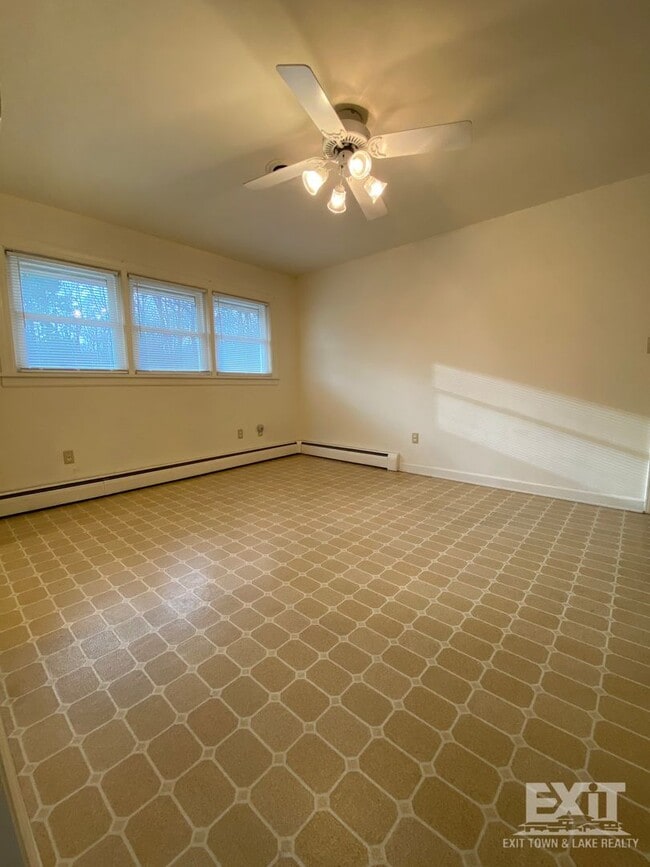 Building Photo - Well Maintained brick ranch home