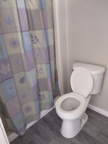 SECOND BATH & SHOWER - 7402 Demure Ln