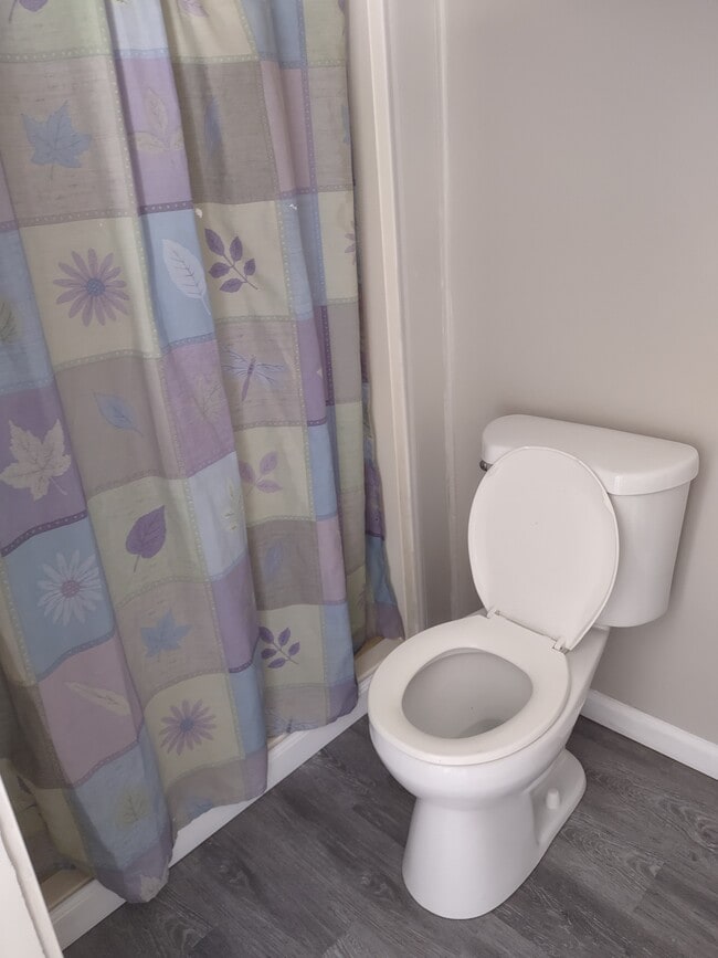 SECOND BATH & SHOWER - 7402 Demure Ln