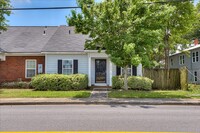 Building Photo - Spacious Townhouse near Downtown North Aug...