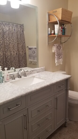 Full Bathroom - 292 Woodhaven Drive