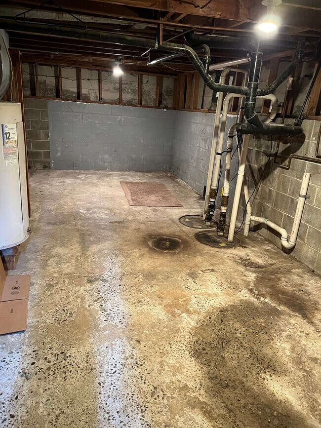 Building Photo - 4 Bed, 1 Bath, Large fenced yard, Shop, En...