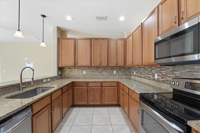 Building Photo - 950 E Broadway St