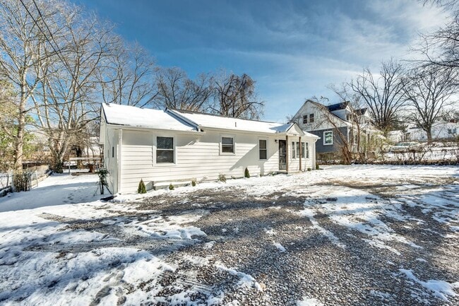 Building Photo - 3 Bed 2 Bath House w/Fenced Yard in East N...