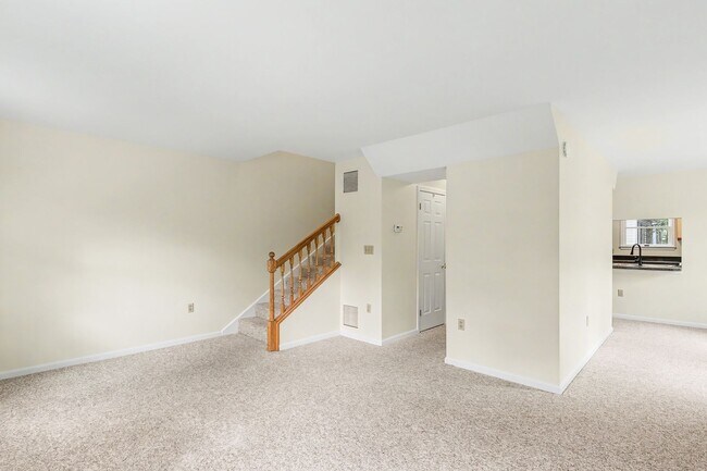 Building Photo - Two bedroom, one and a half bathroom end townhome in Harrisburg