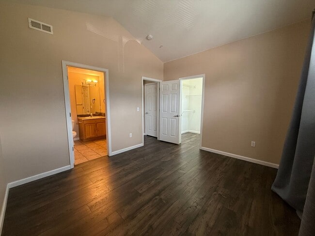 Building Photo - 2 Bedroom Condo Minutes to Ft. Carson