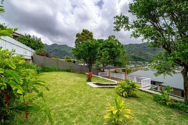 Building Photo - Manoa Valley, 4 bedroom, 3 bath, Fully Ren...