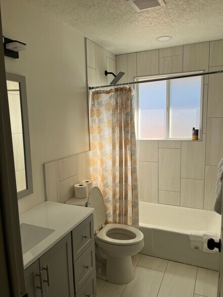 Building Photo - 1202 N 250 E
