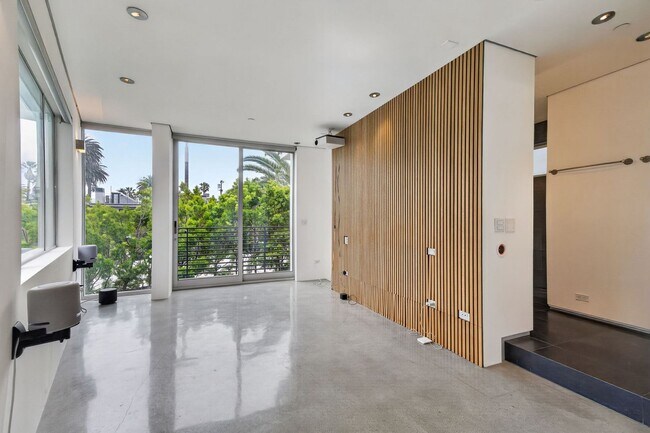 Building Photo - Discover this striking 3 bedroom apartment for rent in Venice, offering 4 bathrooms, contemporary...