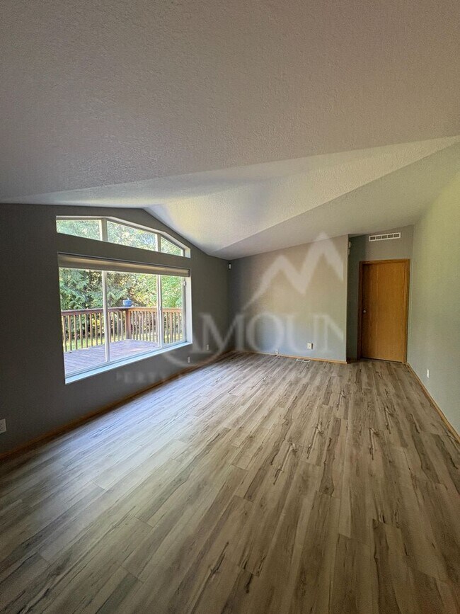 Building Photo - Spacious 3 Bedroom 2 Bathroom with yard space!