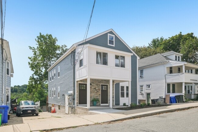 Building Photo - 34 Larch St