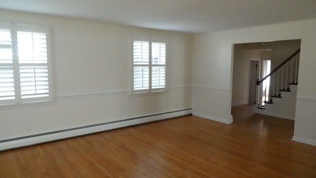 Building Photo - 593 Watford Ln