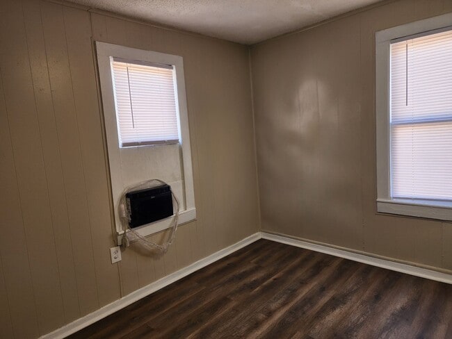 Building Photo - 213 W 9th St