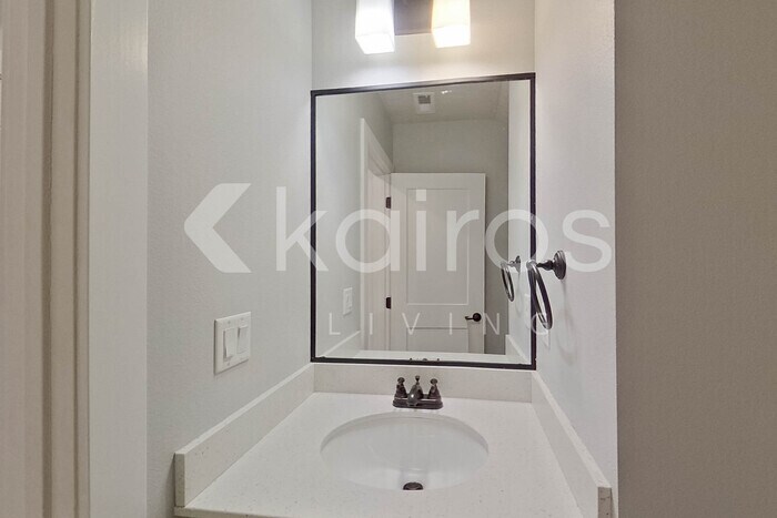 Building Photo - 6928 Holly Ct