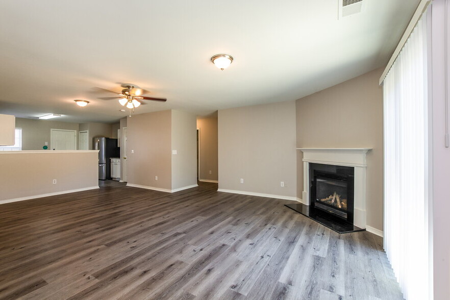 Building Photo - 5125 Valcourt Rd