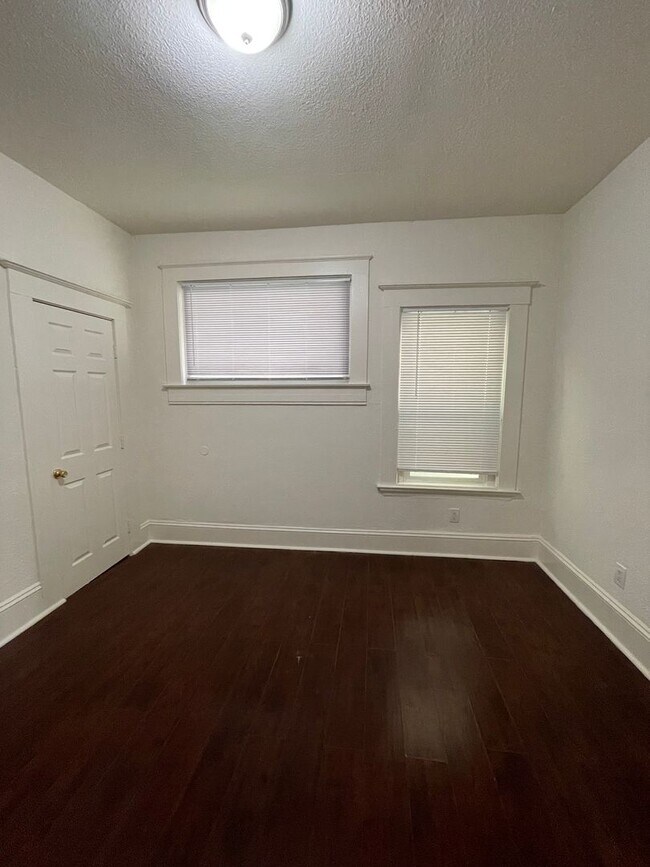 Building Photo - Large Lower Unit - 627 W Grand Ave