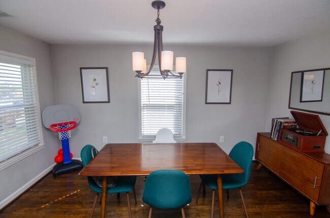 Building Photo - Quaint Single Family Home