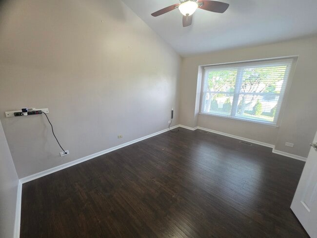 Building Photo - 302 Barton Ct