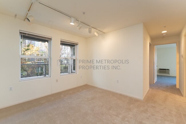 Building Photo - 4343 Roosevelt Way NE