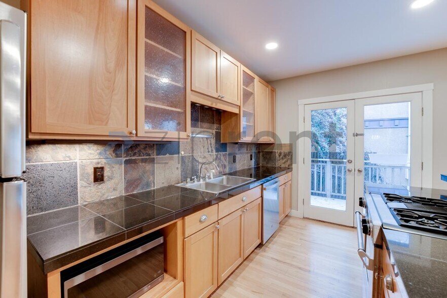 Building Photo - 2225 Eastlake Ave E