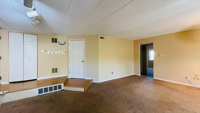 Building Photo - 6015 Lakeside Pl