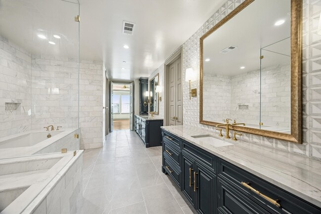 Building Photo - 1717 Bissonnet St