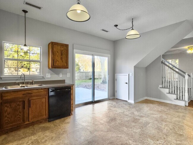 Building Photo - 4080 Laurelwood Dr