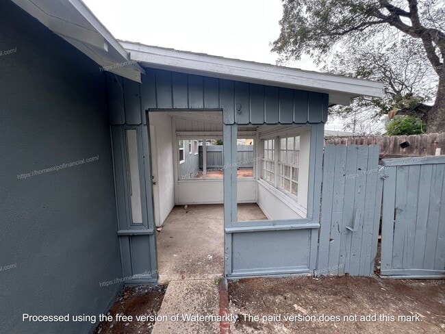 Building Photo - Nice Home For Rent with private yard