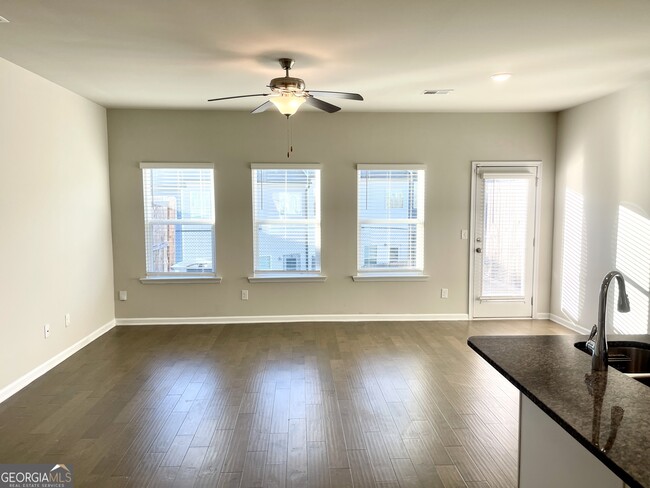 Building Photo - 3502 Lakeview Crk