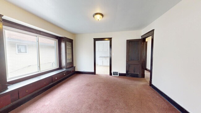 Building Photo - 2 bedroom/1 bath (upper unit)- 1ST MONTH FREE IF LEASE SIGNED BY 10/15