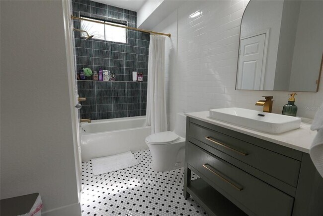 Building Photo - 911 N Orange Ave