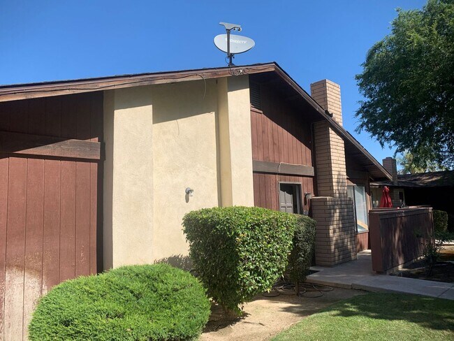 Primary Photo - 7704 N Laurelglen Blvd