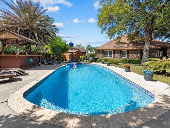 Building Photo - 102 Forestay Ct