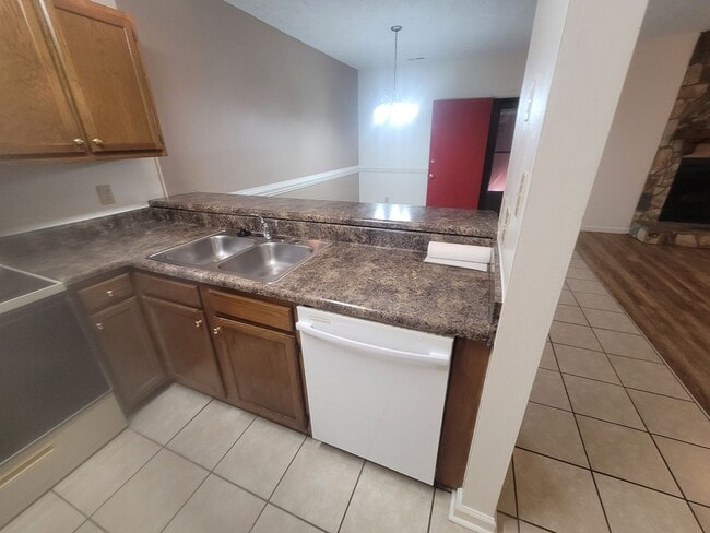 Building Photo - 2 bedroom Ground Floor!