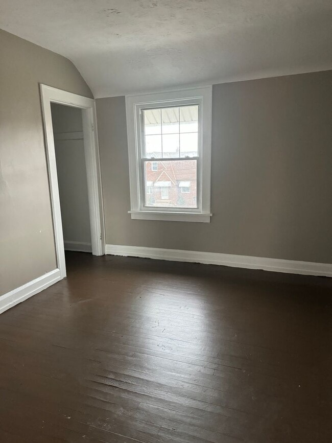 Building Photo - Bonus room