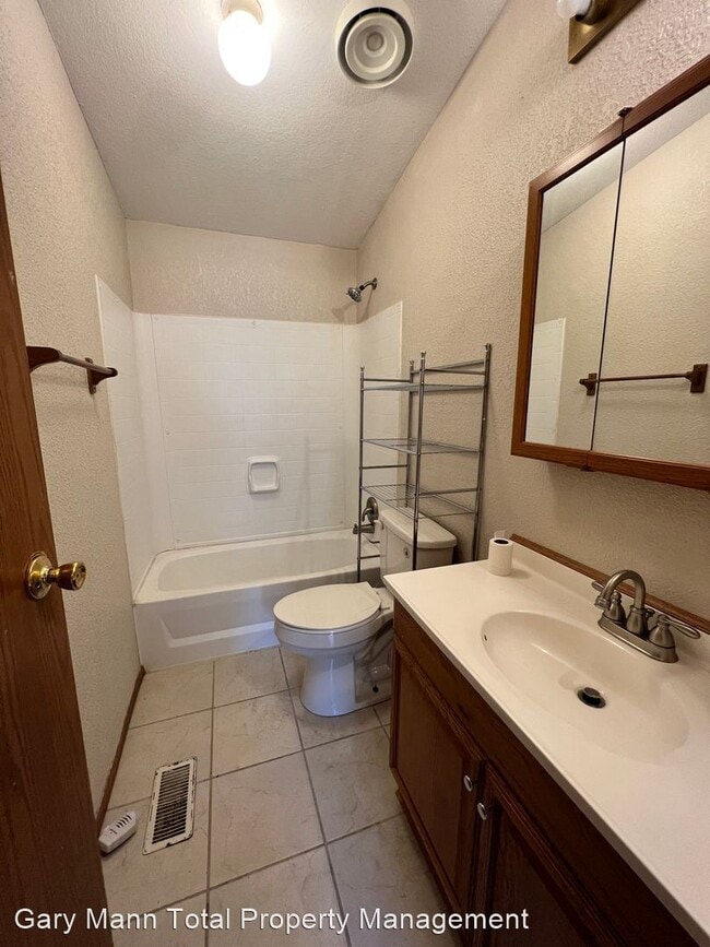 Building Photo - 4 br, 2 bath House - 6102 Rd 3 NE