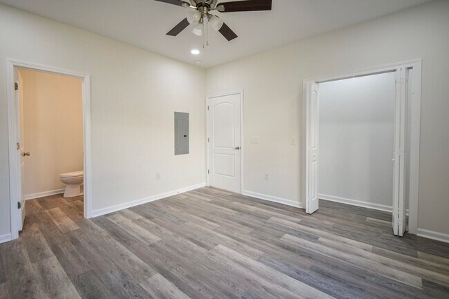 Building Photo - ~2122 Circular Drive