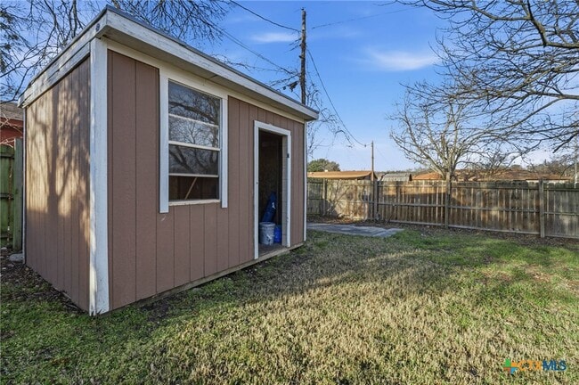 Building Photo - 610 Creek St