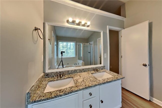 Building Photo - 615 Paris Dr