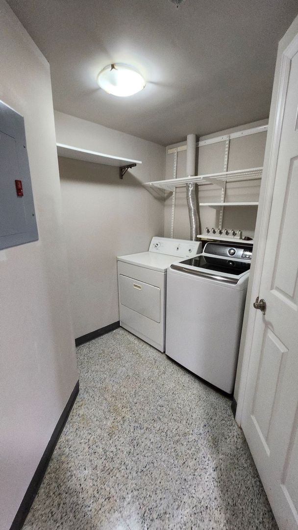 Building Photo - Spacious Midtown Condo with 2 Bedrooms, 2 Balconies & Internet Included!