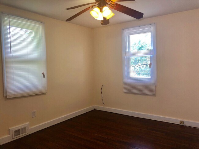 Building Photo - Charming 3 Bedroom/2 Bathroom Duplex in West Hills, MD!