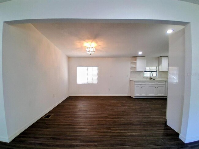 Building Photo - 15215 Vine St