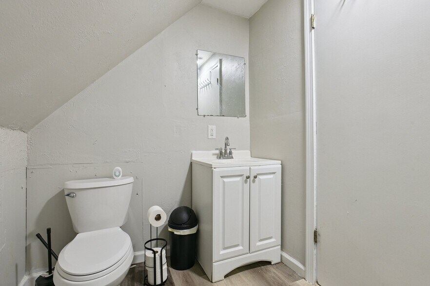Share bathroom with one other room - 136 Shelton Ave
