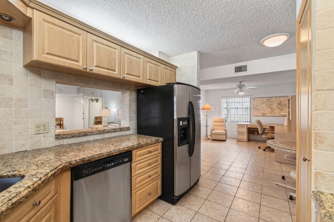 Building Photo - 5851 Parkwalk Dr