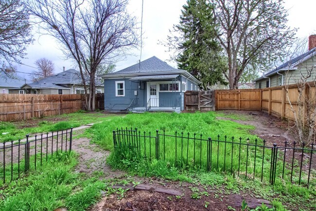 Building Photo - Charming 3 bedroom House in the heart of E...