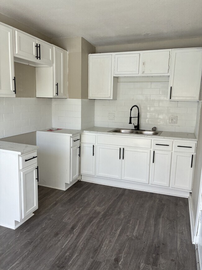 Building Photo - 3920 Spruce Ave