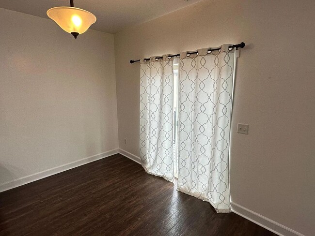 Building Photo - Luxurious Spacious layout in convenient Sa...