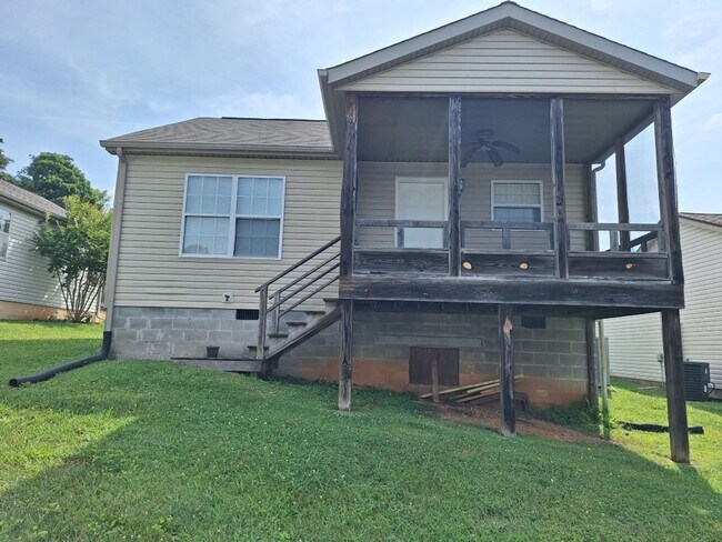 Building Photo - HOLIDAY MOVE IN SPECIAL. $500.00 OFF OF TH...