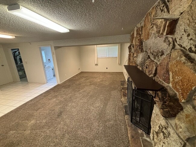 Building Photo - Nice and Spacious Orem Home